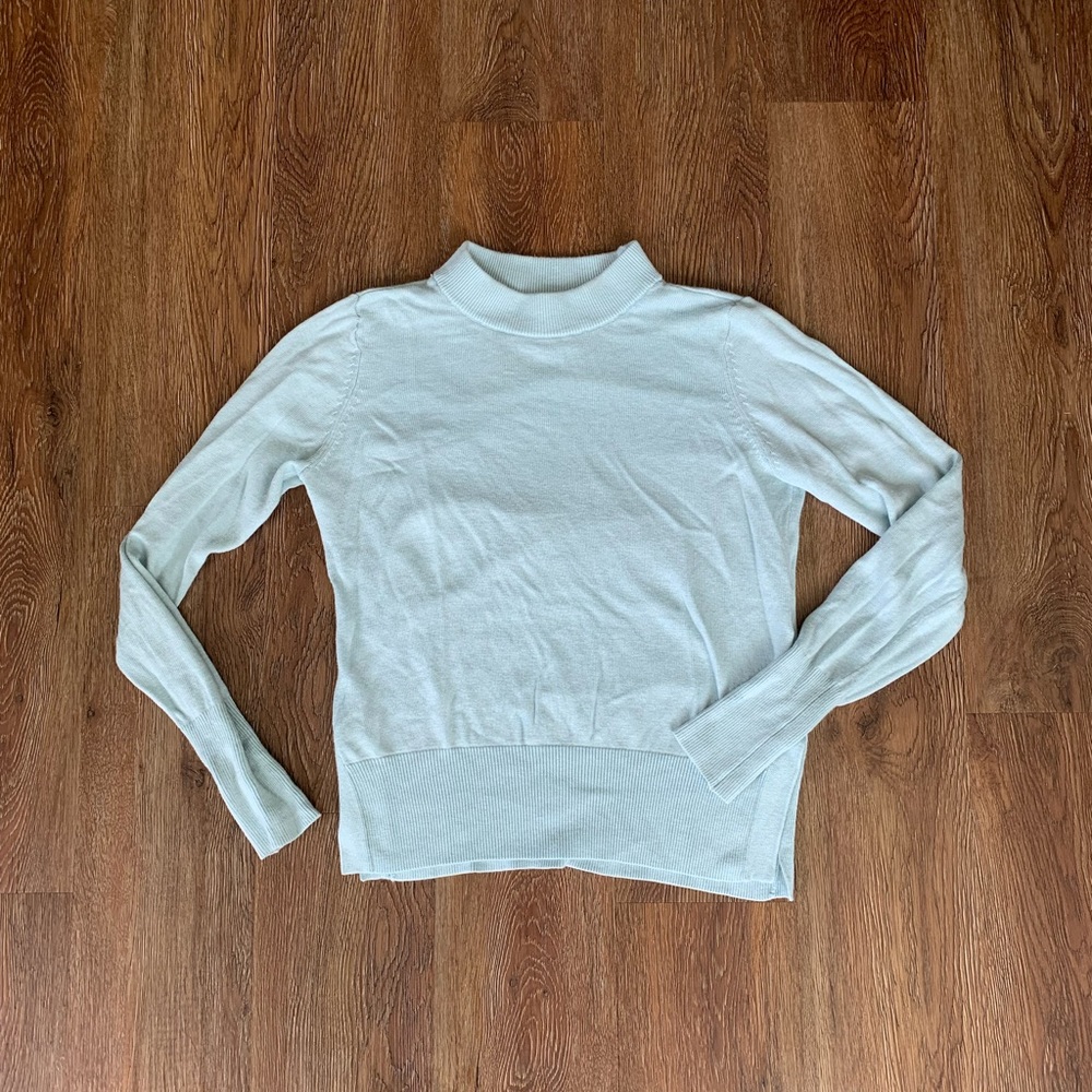 📦📦📦 Light Blue H&M Sweater